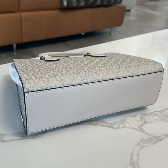 MICHAEL KORS BRAND NEW SHEILA MEDIUM SIGNATURE LOGO METALLIC SATCHEL - Picture 13 of 17